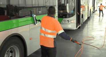 Nettoyage d'autobus et d'autocars à l'eau ultra pure