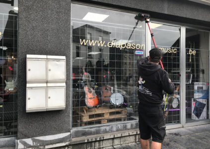 Illustration du lavage de vitres chez un client à La Louvière (Diapason Music) par l'entreprise de nettoyage de vitres "Le coup de raclette.NET"