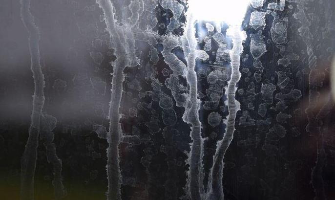 Illustration d'eau dure calcaire (magnésium, calcium) sur une vitre en verre