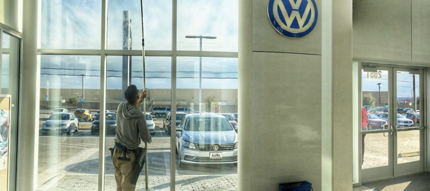 Laveur de vitres garage automobile Volkswagen