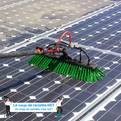 Nettoyage de panneaux solaires Image de nettoyage de panneaux photovoltaïques