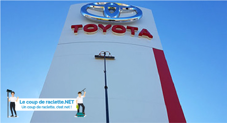 Nettoyage d'une enseigne Toyota