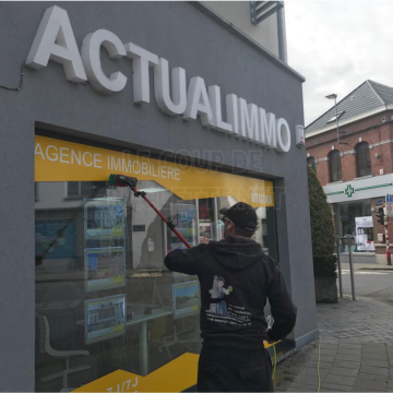 nettoyage d'une vitrine de commerce