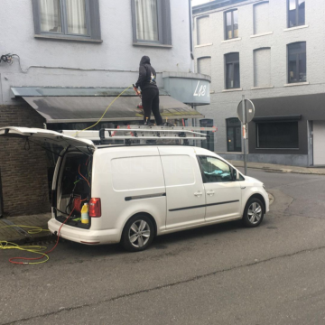 Nettoyage de la toile solaire d'un commerce