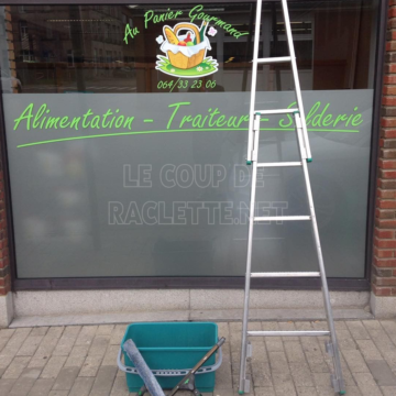 Nettoyage d'une vitrine de commerce