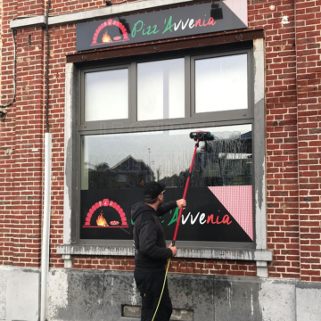 Nettoyage et grattage d'une vitrine